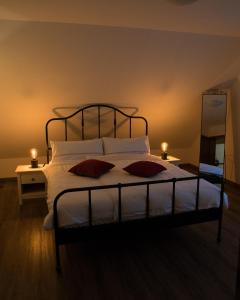 KürtenSchöne Ferienwohnung in Kürten的一间卧室配有一张带两个枕头的床