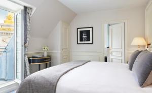 巴黎巴黎洲际大酒店的卧室配有白色的床和窗户。
