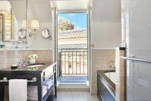 巴黎巴黎洲际大酒店的浴室享有艾菲尔铁塔的景致。