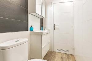 洛斯克里斯蒂亚诺斯Casa Endorfina Rooms的白色的浴室设有卫生间和水槽。