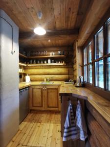 "Gaujmale" sauna house in nature的厨房或小厨房