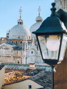 威尼斯Ai Savi di Venezia的街灯,享有建筑景致