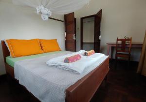 楠普拉Ruby - Casa de Hospedes - Backpackers的一间卧室配有一张带两个枕头的床