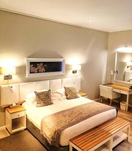 阿尔弗雷德港Royal St. Andrews Hotel, Spa and Conference Centre的卧室配有一张床铺,墙上配有电视