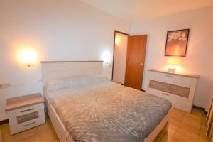 卡拉费尔Villa Service - Poblet的一间小卧室,配有床和2个床头柜