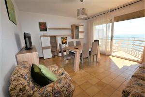 卡拉费尔Villa Service - Poblet的客厅配有沙发和带电视的桌子