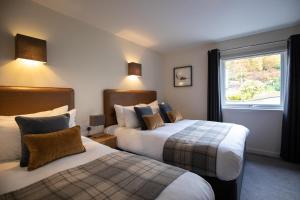 阿勒浦海港之家旅馆的酒店客房设有两张床和窗户。