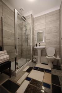 盖茨黑德Michelangelos - Rooms, Restaurant & Bar的带淋浴、卫生间和盥洗盆的浴室