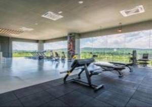 雪邦KLIA Glorybnb Bell Suites的健身房设有跑步机和大窗户