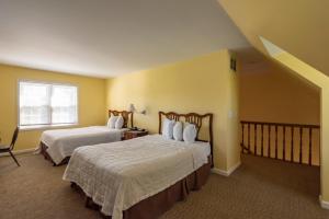 世纪套房酒店客房内的一张或多张床位