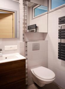 戛纳2BDR Reine Astrid的白色的浴室设有卫生间和水槽。