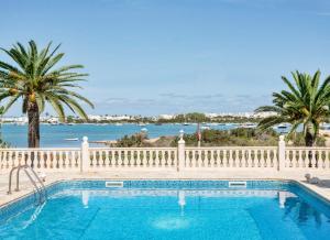 拉萨维纳Hotel Lago Dorado - Formentera Break的一座棕榈树环绕的游泳池,