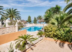 拉萨维纳Hotel Lago Dorado - Formentera Break的棕榈树度假村泳池的空中景致