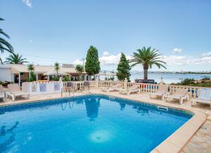 拉萨维纳Hotel Lago Dorado - Formentera Break的一个带躺椅的游泳池和大海