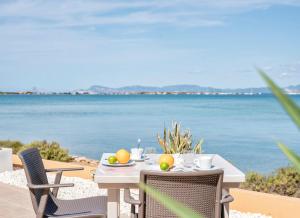 拉萨维纳Hotel Lago Dorado - Formentera Break的一张桌子和椅子,享有海景