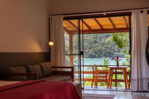 阿布拉奥阿特兰提卡丛林旅舍的客房设有一张床和一个美景窗户。