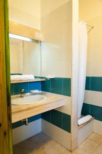 卡拉·利贝罗托Alba Dorata Resort的一间带水槽和镜子的浴室