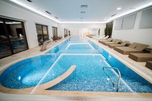 松博尔Hotel Barcode Wellness & Spa的一座带椅子的大型游泳池