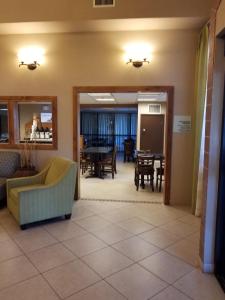 土桑图森机场智选假日酒店的客厅配有沙发和桌子