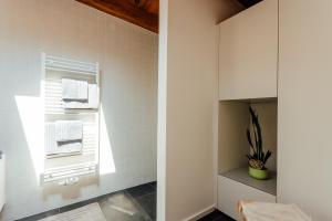 塞费尔德附近赖特Apartment Bergblick的浴室铺有白色瓷砖,配有窗户和毛巾。
