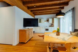 塞费尔德附近赖特Apartment Bergblick的客厅配有木桌和电视。