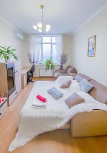 基辅Rent Kiev Apartment 2 min metro Chernihivska的一间卧室配有一张大床和毛巾