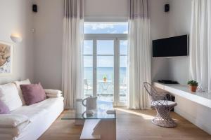 库鲁塔Dexamenes Seaside Hotel的客厅配有白色沙发,享有海景
