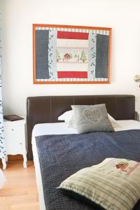 索恩河畔沙隆布奇考别墅的一间卧室配有一张带蓝色棉被的床