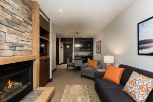 蒙特朗布朗湖韵历史酒店的带沙发和壁炉的客厅