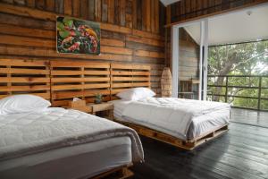 沙璜Beu Ceubeh Cottage Sabang的木墙客房的两张床