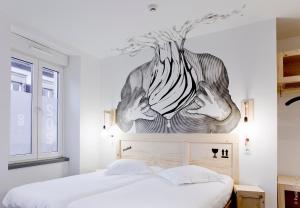 斯特拉斯堡戈拉法尔加酒店的一间卧室配有一张壁画床