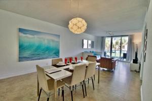 好莱坞好莱坞海滩公寓的用餐室以及带桌椅的起居室。