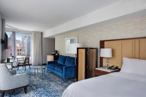 纽约纽约时代广场洲际酒店的酒店客房,配有床和蓝色的沙发