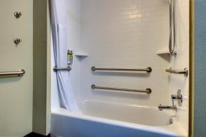 岩石丘Staybridge Suites - Rock Hill, an IHG Hotel的设有带浴缸和淋浴的浴室。