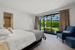 Roys Bay Lodge - Wanaka Holiday Home客房内的一张或多张床位