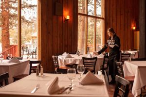 布埃纳维斯塔Mount Princeton Hot Springs Resort的坐在餐桌旁的女人