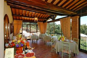 萨杜勒尼亚拉丰特德尔塞罗酒店的用餐室设有桌椅和窗户。