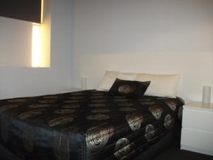 布罗肯希尔Daydream Motel and Apartments的一间卧室配有一张带枕头的床