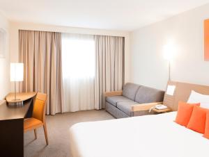 南特诺沃特南特中央伯德卢尔酒店的酒店客房,配有床和沙发