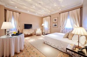 AblitasHotel Pago De Cirsus的卧室配有白色的床和电视。