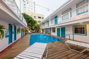 卡塔赫纳Hotel Ayenda Cartagena Blue 1804的一座建筑物中央的游泳池