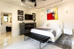 尤里卡斯普林斯Private Luxury Suite with Hot Tub Downtown Eureka Springs的一间卧室配有一张床和一个壁炉