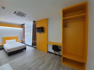 芙蓉PARADIAN HOTEL的酒店客房设有一张床和一个衣柜。
