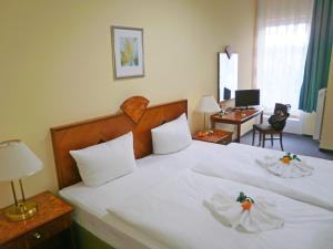 柏林艾玛迪斯中央酒店的卧室配有白色大床和白色枕头