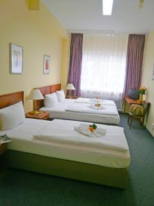 柏林艾玛迪斯中央酒店的酒店客房设有两张床和窗户。