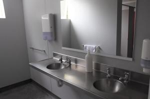 凯库拉Kaikoura Seaside lodge的浴室设有2个水槽和镜子