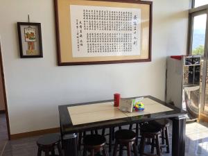 Leye悟 佐茶 Satori tea的墙上挂着日历的房间一张桌子和凳子