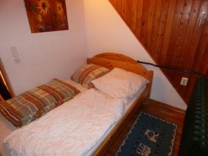 坡瑟利特兹Ferienwohnung-Natur-pur-Wohnung-4的一张小床,位于带灯的房间