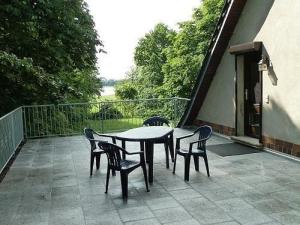 坡瑟利特兹Ferienwohnung-Natur-pur-Wohnung-4的阳台的天井配有桌椅