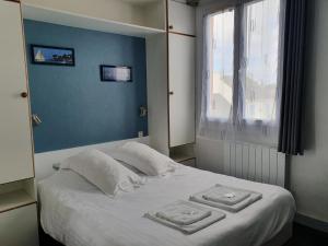 阿尔宗葛兰阿莫尔酒店的一间卧室配有一张床,上面有两条毛巾